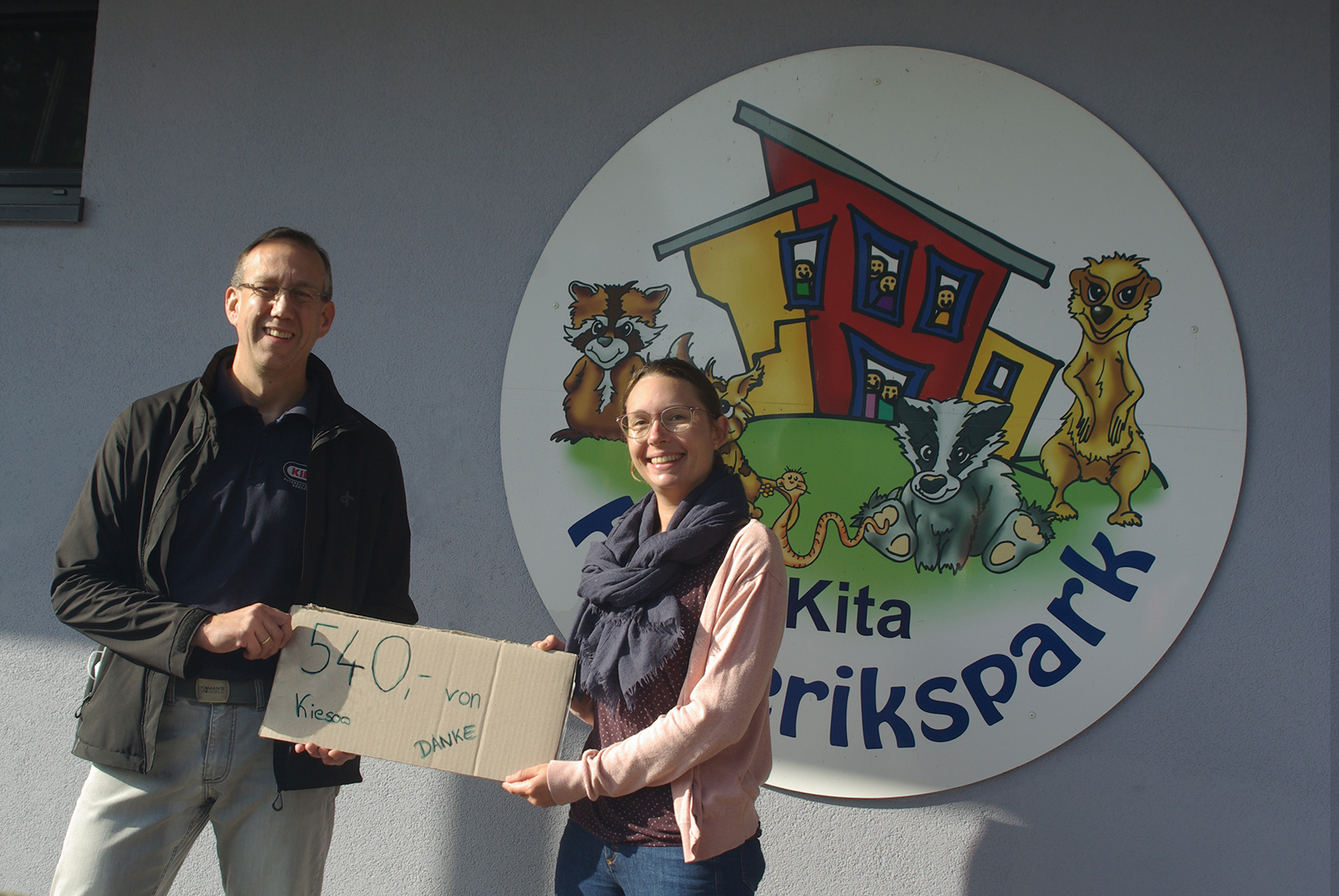Oliver Brüggen überreicht Britta Stollwerk den „Recycling-Scheck“